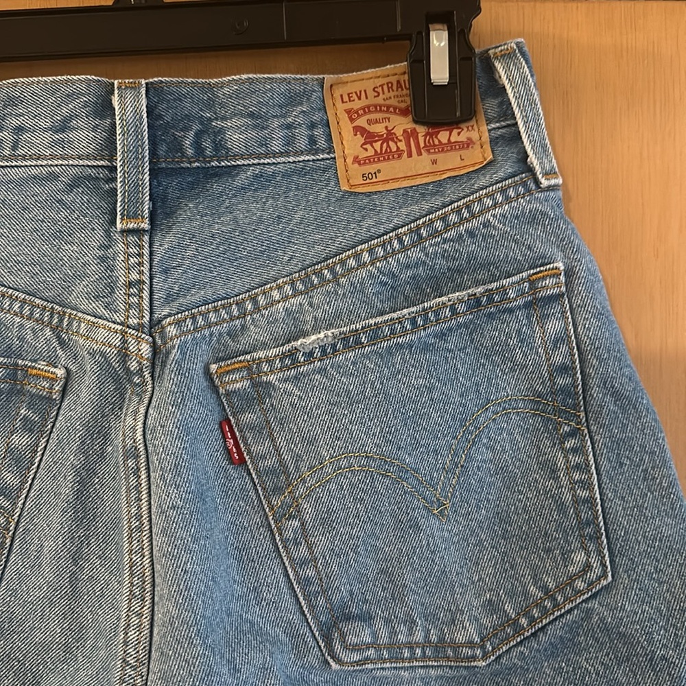 Levi’s 501 Women’s Mid Thigh Denim Jean Shorts Button Fly Size W26 - Picture 6 of 9